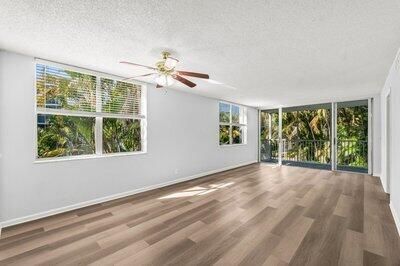 For Sale: $159,000 (2 beds, 2 baths, 963 Square Feet)