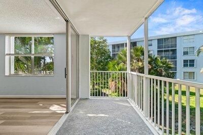 For Sale: $159,000 (2 beds, 2 baths, 963 Square Feet)