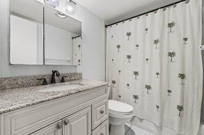 For Sale: $159,000 (2 beds, 2 baths, 963 Square Feet)