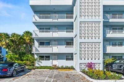 For Sale: $159,000 (2 beds, 2 baths, 963 Square Feet)