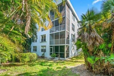 For Sale: $159,000 (2 beds, 2 baths, 963 Square Feet)