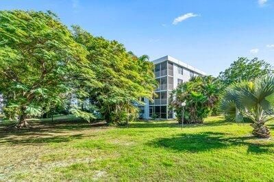 For Sale: $159,000 (2 beds, 2 baths, 963 Square Feet)