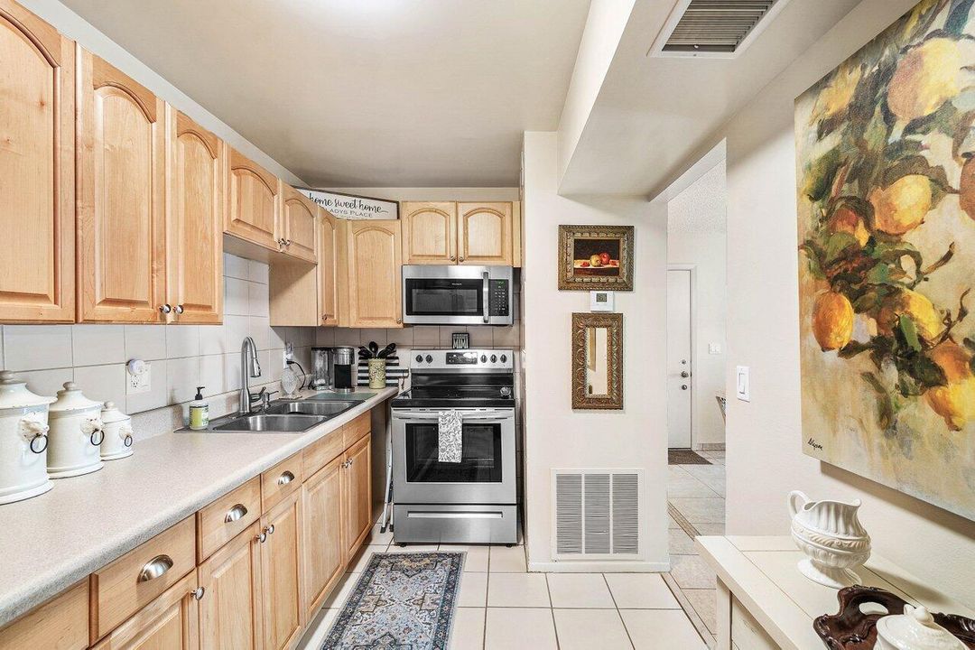 待售: $125,000 (1 贝兹, 1 浴室, 704 平方英尺)