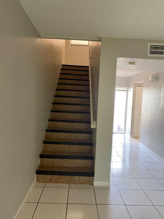 For Rent: $2,550 (3 beds, 2 baths, 1217 Square Feet)