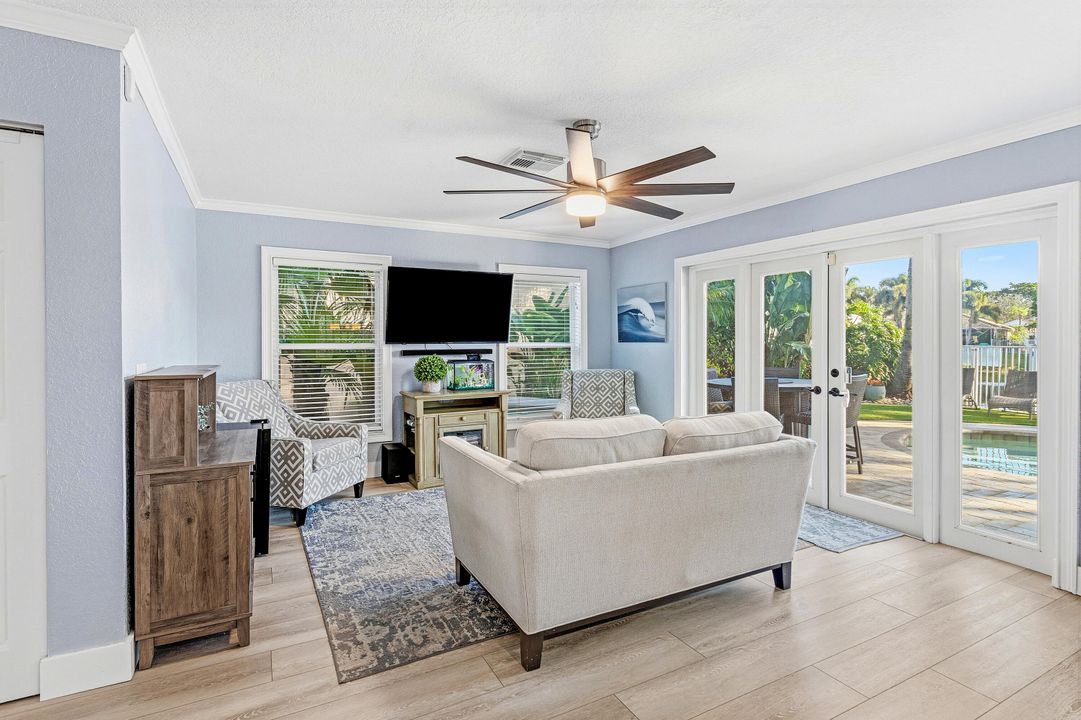 En Venta: $699,000 (4 camas, 2 baños, 2169 Pies cuadrados)