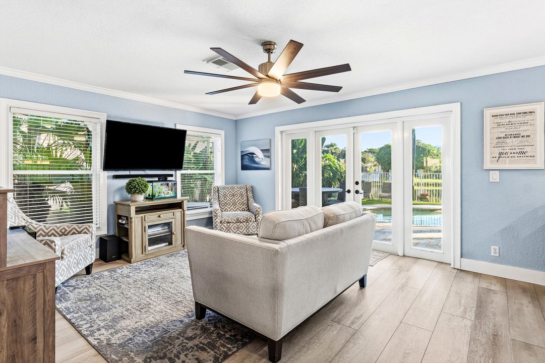 En Venta: $699,000 (4 camas, 2 baños, 2169 Pies cuadrados)