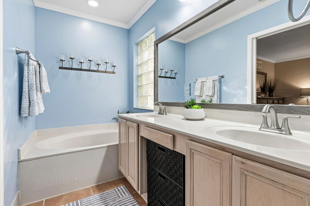 En Venta: $699,000 (4 camas, 2 baños, 2169 Pies cuadrados)