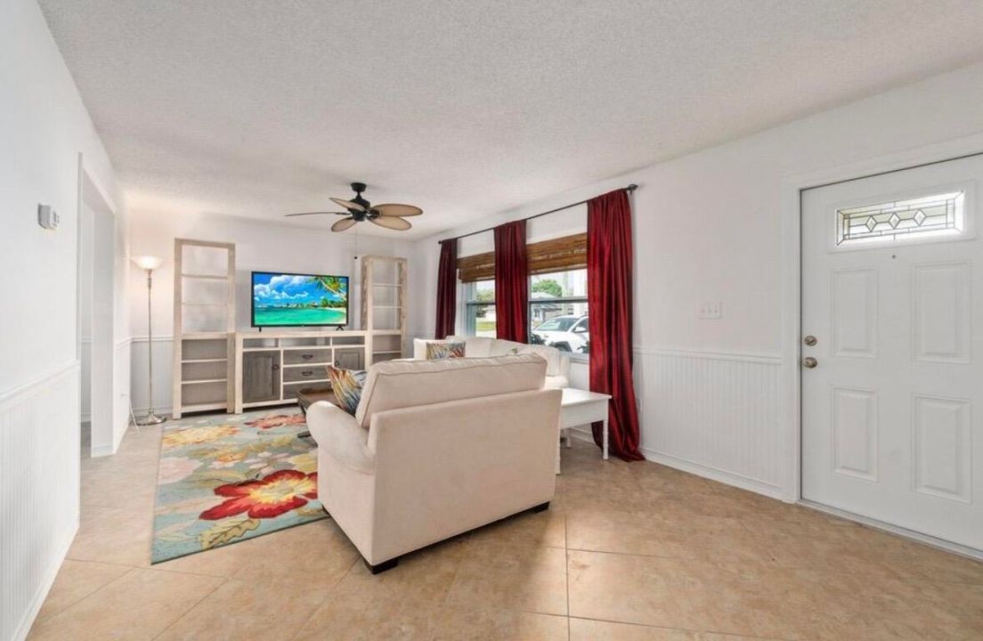 For Sale: $349,900 (2 beds, 2 baths, 1188 Square Feet)