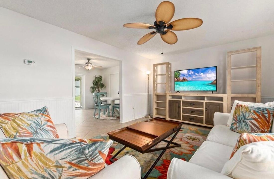 For Sale: $349,900 (2 beds, 2 baths, 1188 Square Feet)