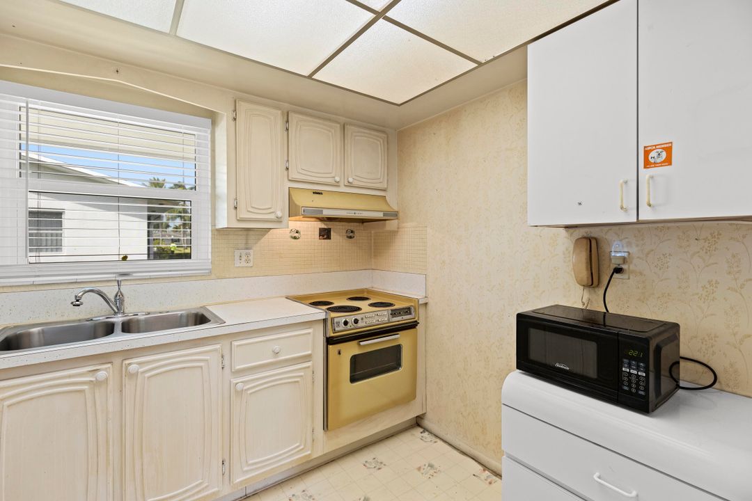 For Sale: $106,000 (1 beds, 1 baths, 662 Square Feet)