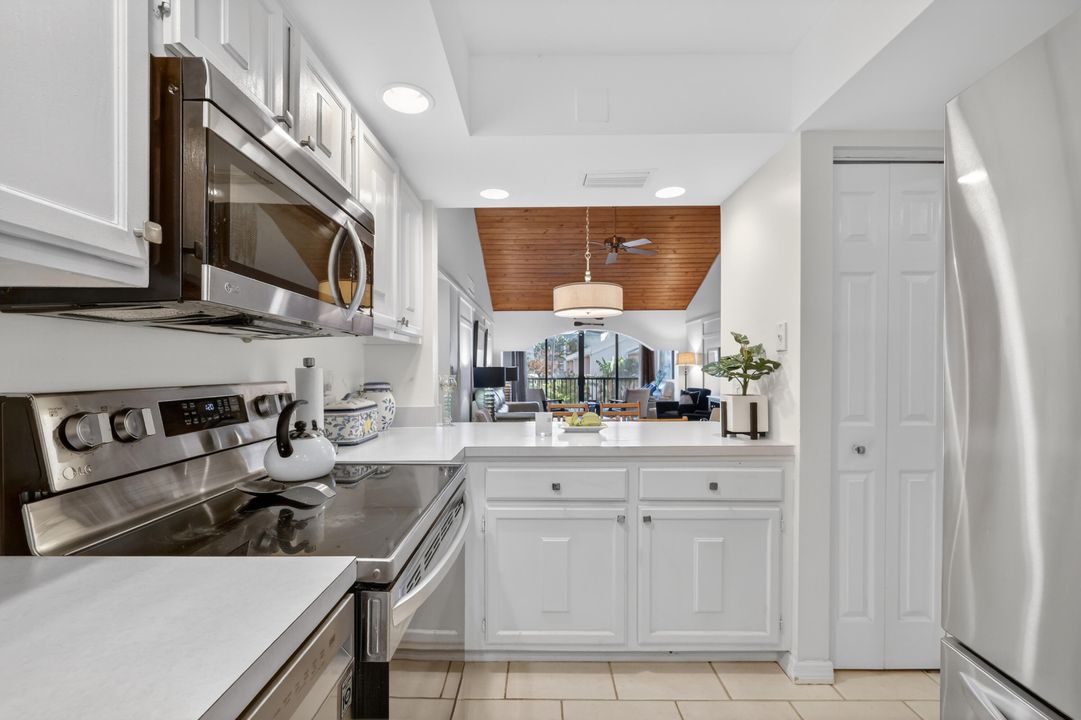 For Sale: $299,000 (2 beds, 2 baths, 1258 Square Feet)