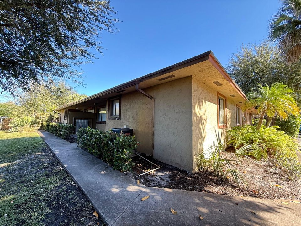 For Rent: $2,100 (2 beds, 2 baths, 900 Square Feet)