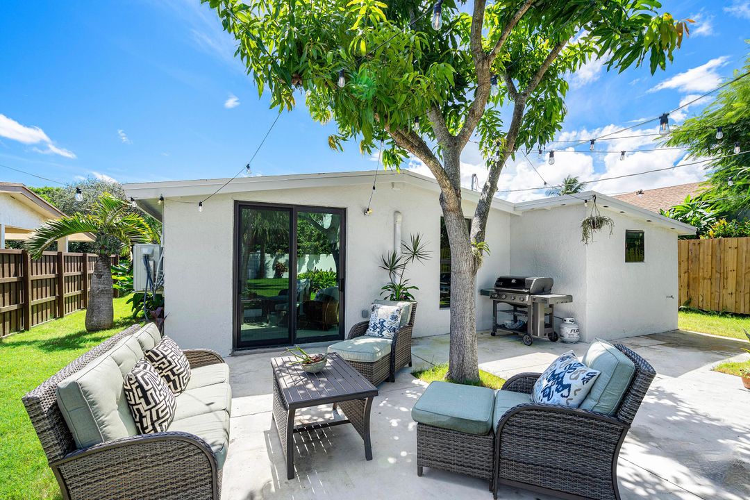 For Sale: $698,000 (2 beds, 2 baths, 830 Square Feet)