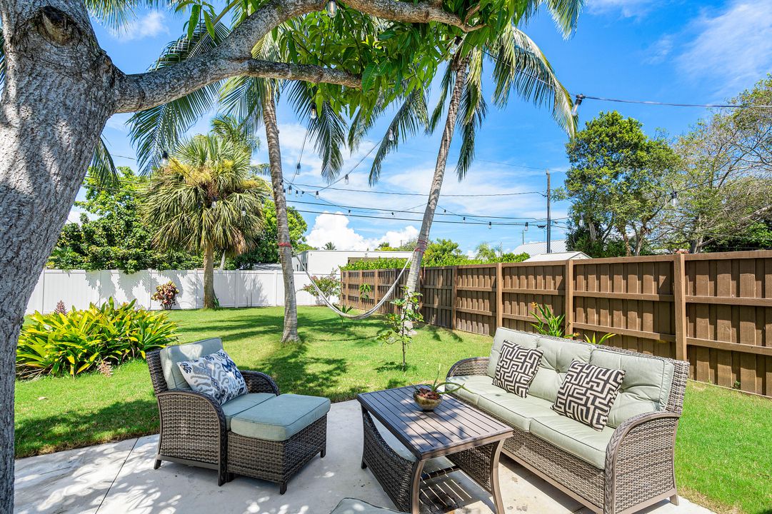 For Sale: $698,000 (2 beds, 2 baths, 830 Square Feet)