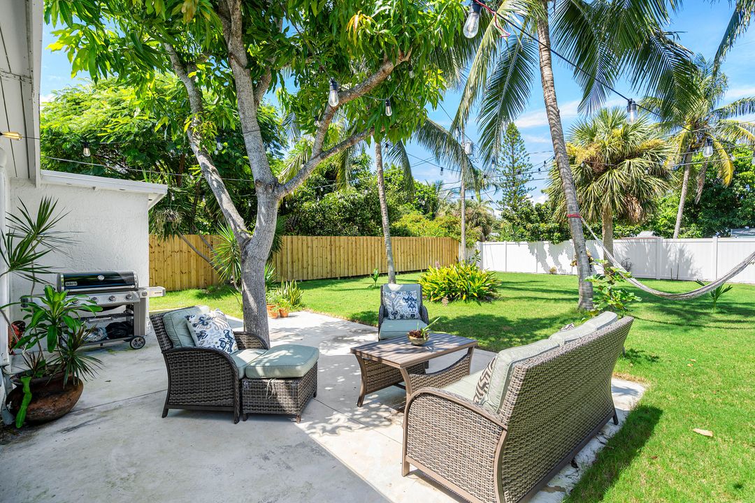 For Sale: $698,000 (2 beds, 2 baths, 830 Square Feet)