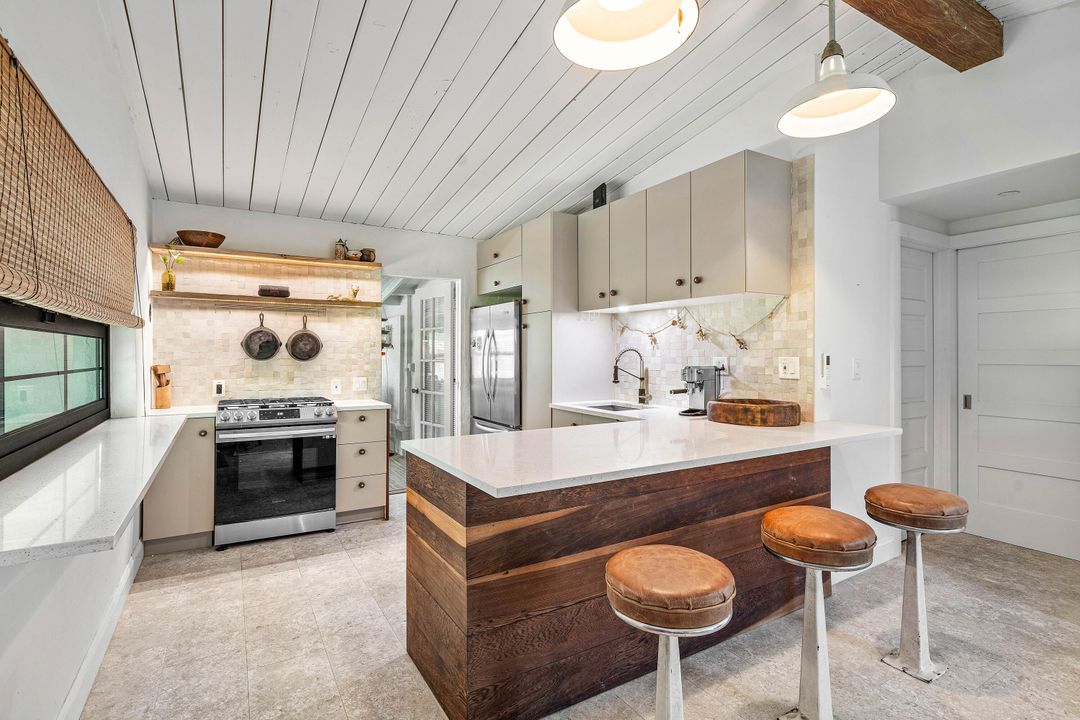 For Sale: $698,000 (2 beds, 2 baths, 830 Square Feet)