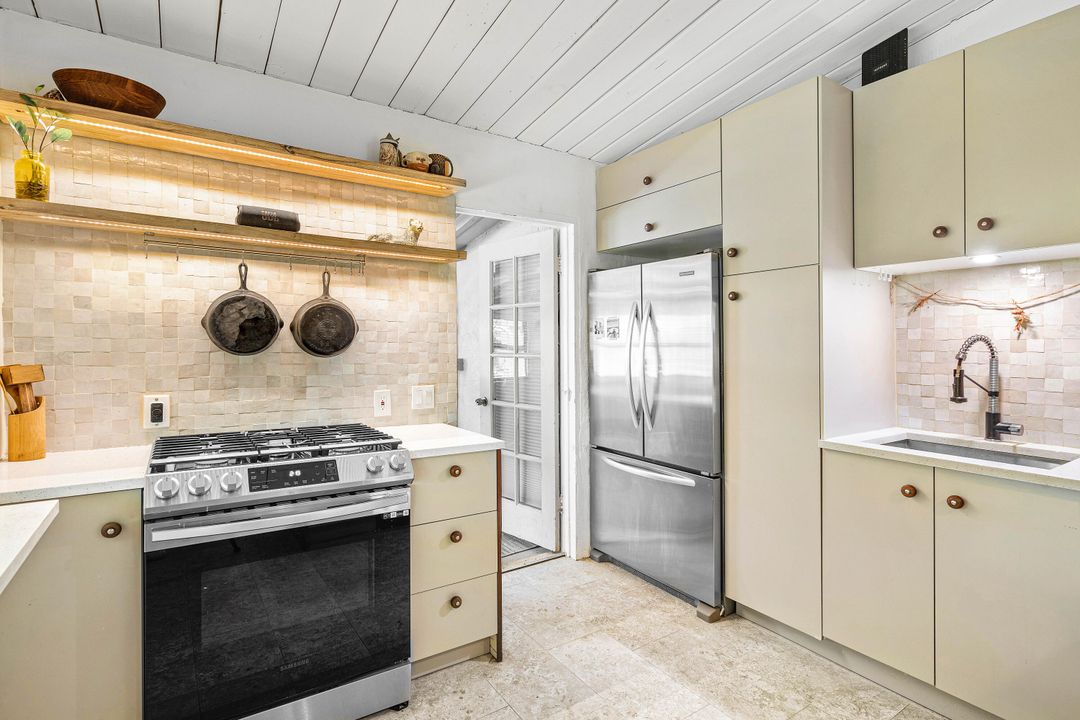 For Sale: $698,000 (2 beds, 2 baths, 830 Square Feet)