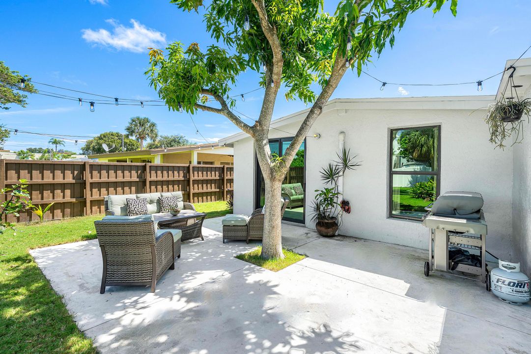 For Sale: $698,000 (2 beds, 2 baths, 830 Square Feet)