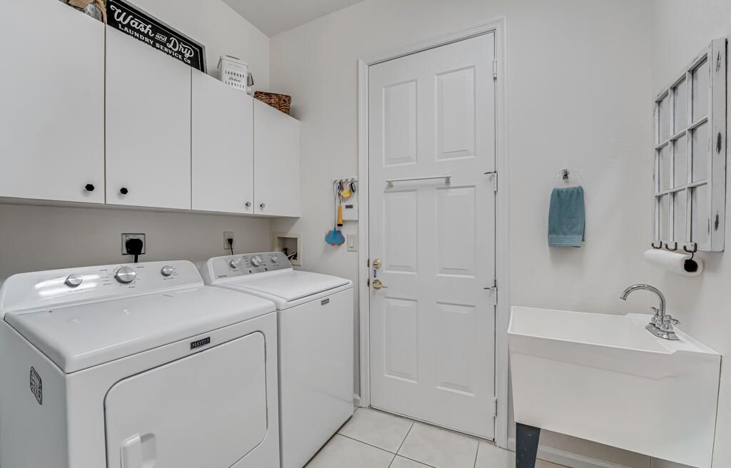 For Sale: $470,000 (3 beds, 2 baths, 1617 Square Feet)