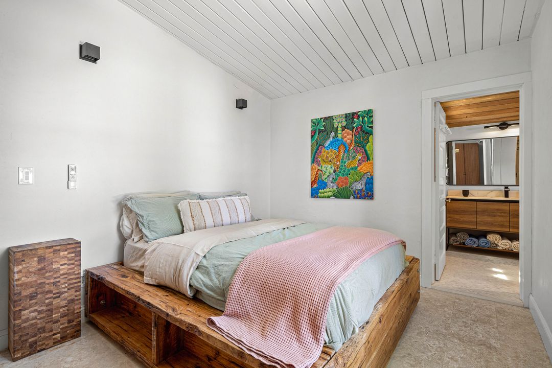 For Sale: $698,000 (2 beds, 2 baths, 830 Square Feet)