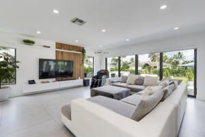 出租: $11,500 (3 贝兹, 2 浴室, 1980 平方英尺)