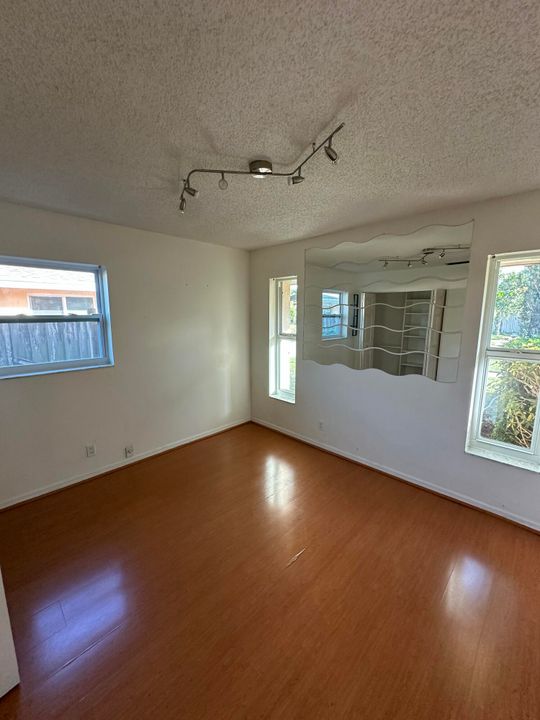 В аренду: $3,950 (4 спален, 2 ванн, 1602 Квадратных фут)