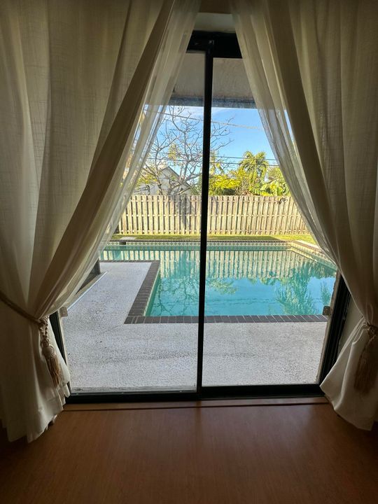 В аренду: $3,950 (4 спален, 2 ванн, 1602 Квадратных фут)