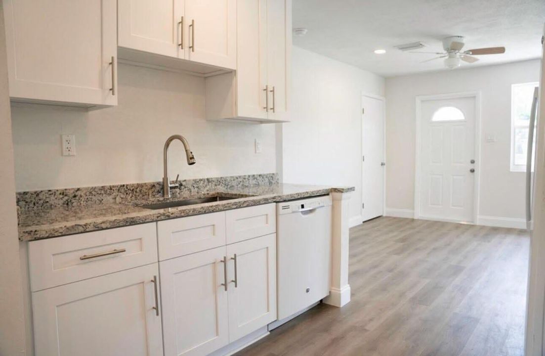 待售: $399,999 (4 贝兹, 2 浴室, 1115 平方英尺)