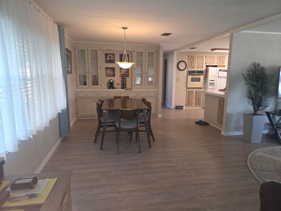 На продажу: $264,900 (2 спален, 2 ванн, 1236 Квадратных фут)