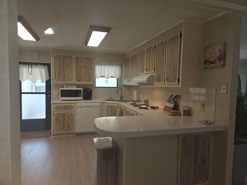 На продажу: $264,900 (2 спален, 2 ванн, 1236 Квадратных фут)