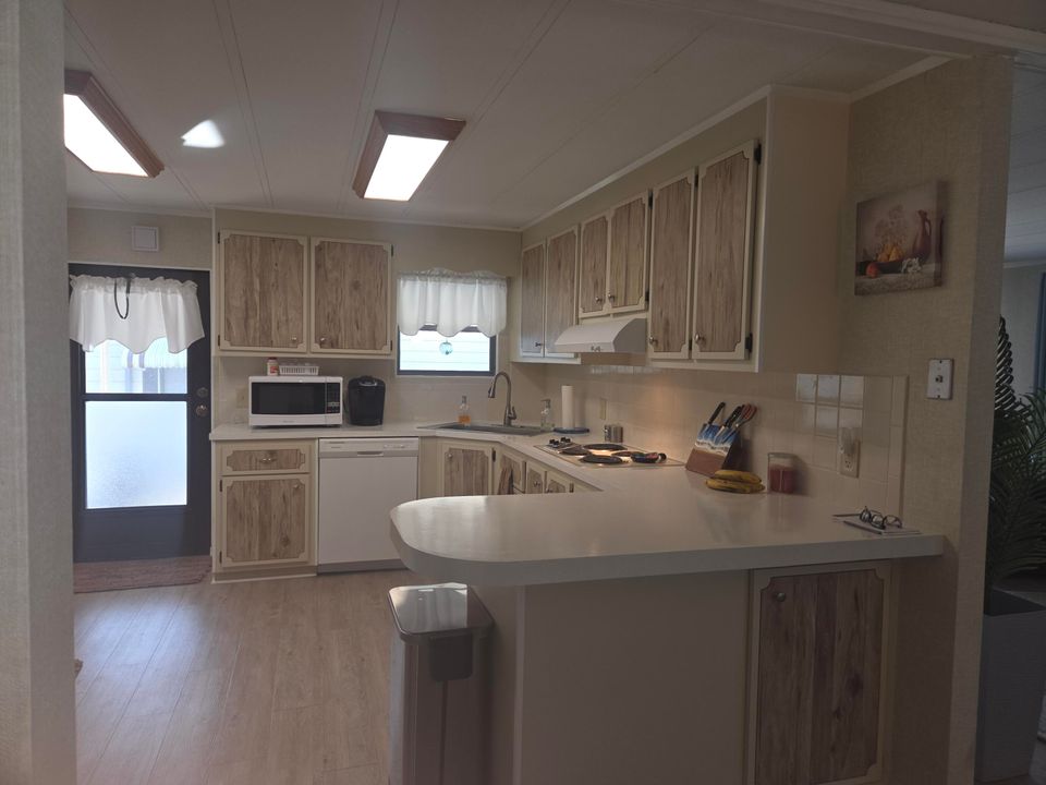 На продажу: $264,900 (2 спален, 2 ванн, 1236 Квадратных фут)