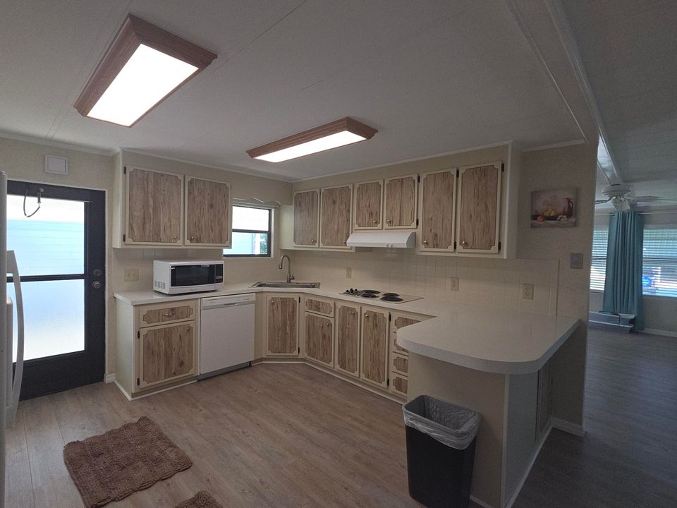 На продажу: $264,900 (2 спален, 2 ванн, 1236 Квадратных фут)