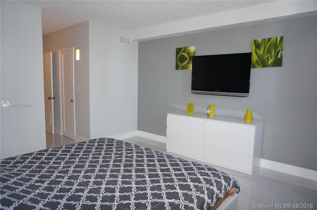 For Rent: $3,500 (1 beds, 1 baths, 1005 Square Feet)