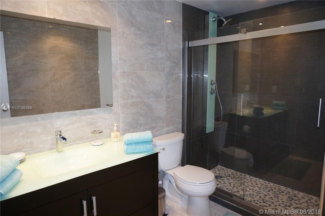 For Rent: $3,500 (1 beds, 1 baths, 1005 Square Feet)