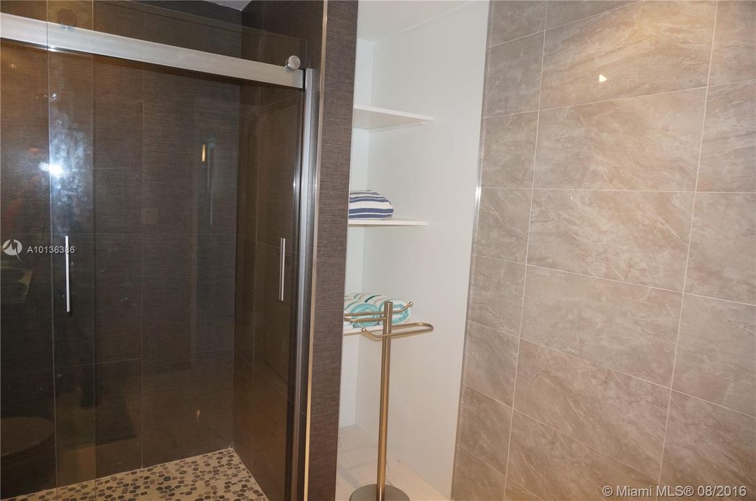 For Rent: $3,500 (1 beds, 1 baths, 1005 Square Feet)