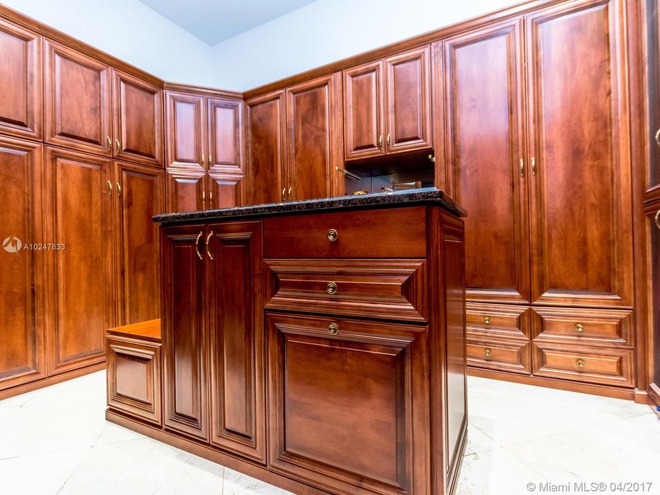 最近售出: $1,950,000 (6 贝兹, 6 浴室, 10486 平方英尺)