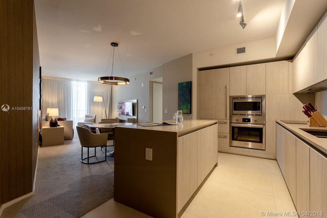 For Rent: $5,500 (1 beds, 1 baths, 1000 Square Feet)