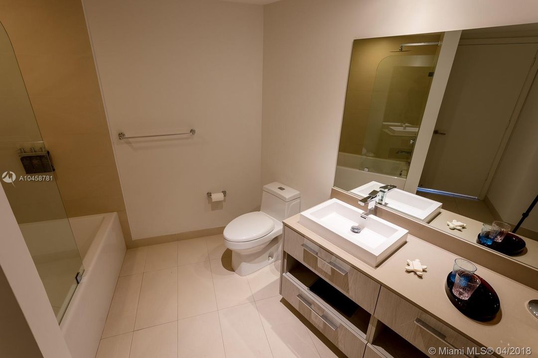 For Rent: $5,500 (1 beds, 1 baths, 1000 Square Feet)