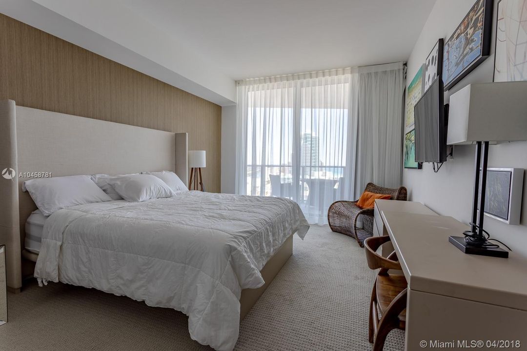 For Rent: $5,500 (1 beds, 1 baths, 1000 Square Feet)