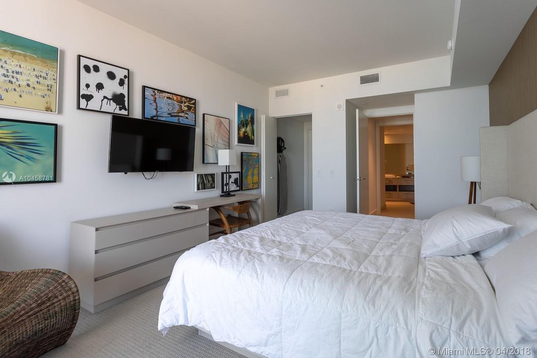 For Rent: $5,500 (1 beds, 1 baths, 1000 Square Feet)