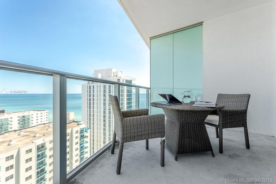 For Rent: $5,500 (1 beds, 1 baths, 1000 Square Feet)