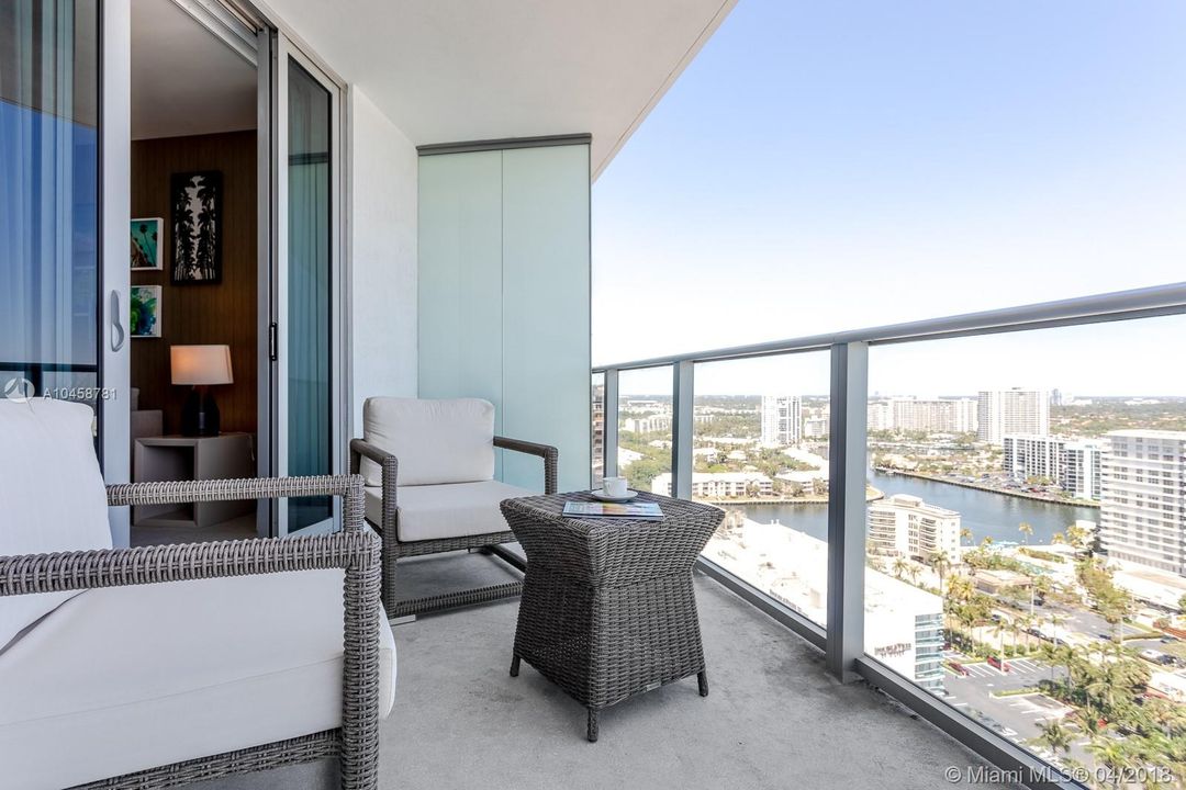 For Rent: $5,500 (1 beds, 1 baths, 1000 Square Feet)