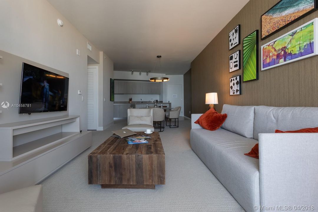 For Rent: $5,500 (1 beds, 1 baths, 1000 Square Feet)