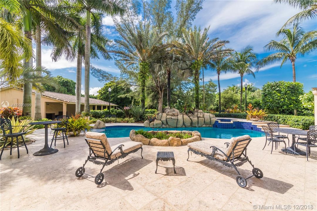Vendido Recientemente: $2,499,999 (7 camas, 5 baños, 10675 Pies cuadrados)