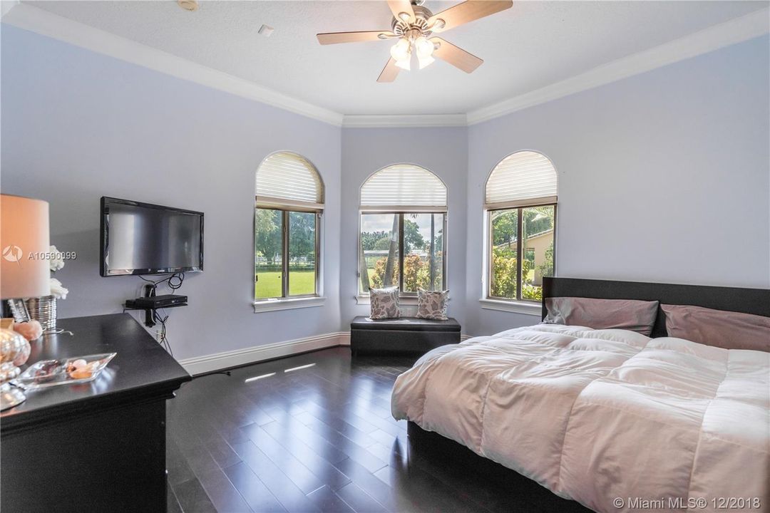 Vendido Recientemente: $2,499,999 (7 camas, 5 baños, 10675 Pies cuadrados)