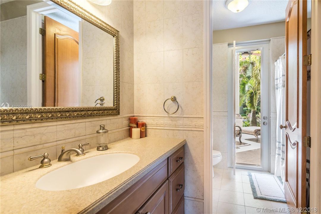 Vendido Recientemente: $2,499,999 (7 camas, 5 baños, 10675 Pies cuadrados)