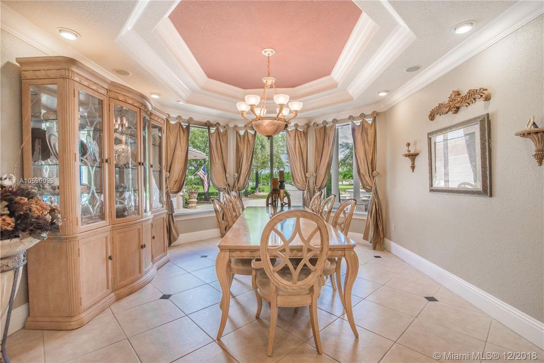 Vendido Recientemente: $2,499,999 (7 camas, 5 baños, 10675 Pies cuadrados)