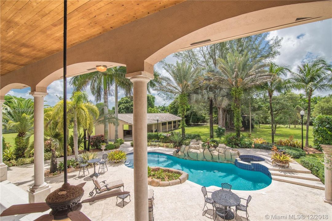 Vendido Recientemente: $2,499,999 (7 camas, 5 baños, 10675 Pies cuadrados)