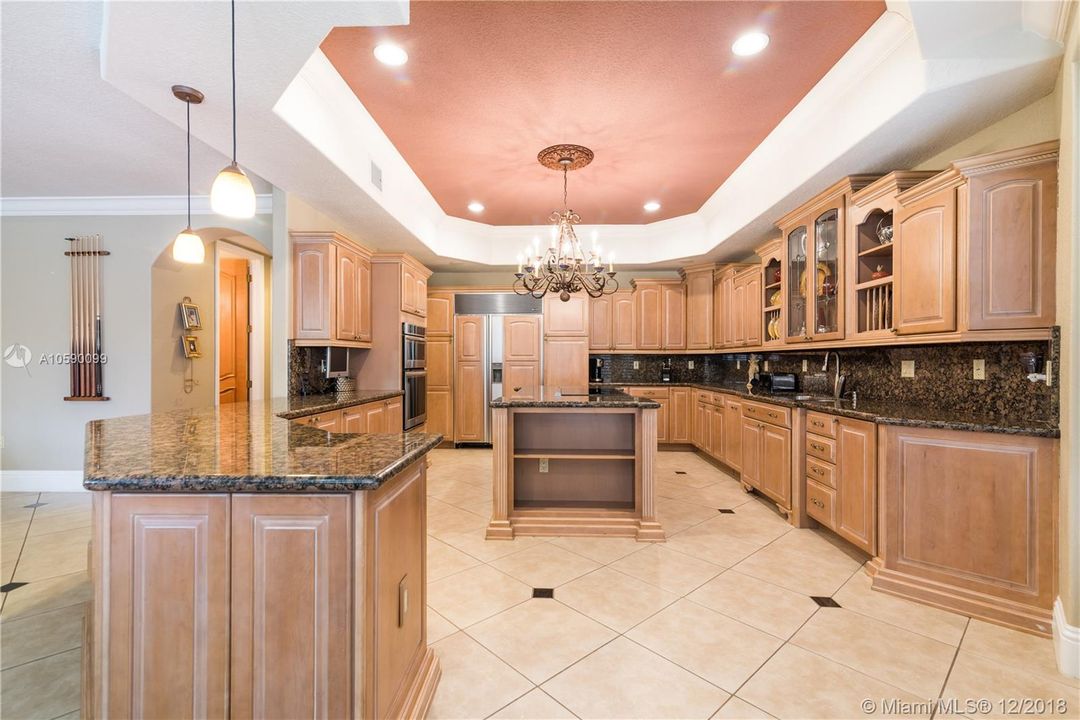 Vendido Recientemente: $2,499,999 (7 camas, 5 baños, 10675 Pies cuadrados)