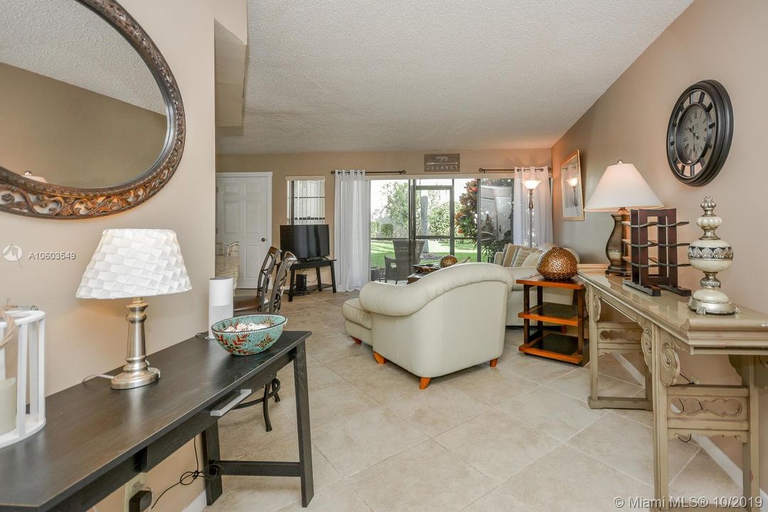 Recently Sold: $199,500 (1 beds, 1 baths, 935 Square Feet)